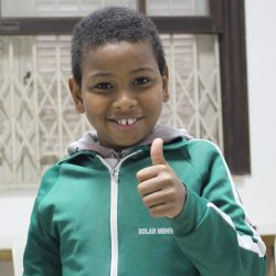 EduMais student gives a thumbs up and smile to the camera