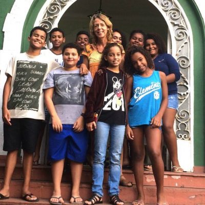 EduMais Founder and Director Diana Nijboer on the steps of Solar Meninos de Luz school with the Community English program group