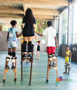 volunteering-stilt-walking-course-in-favelas-in-Brazil-