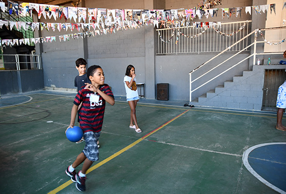 Kids playing dodgeball in Rio de Janeiro