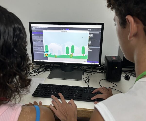Twee kinderen programmeren een game in GDevelop tijdens het EduMais Summer Camp in de favela’s van Rio de Janeiro