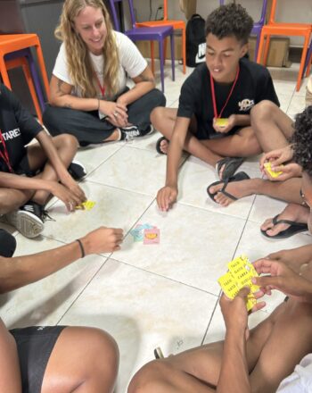 6 kids playing the game taco, gato, cabra, queijo and having fun