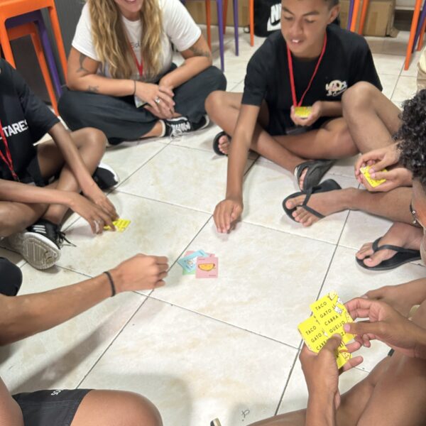 6 kids playing the game taco, gato, cabra, queijo and having fun