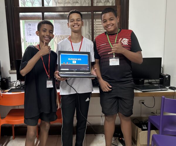 drie jongens die een computerspel laten zien
