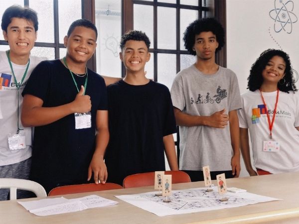 Serious Game Design 600X450 5 students of EduMais presenting their paper prototype of the game