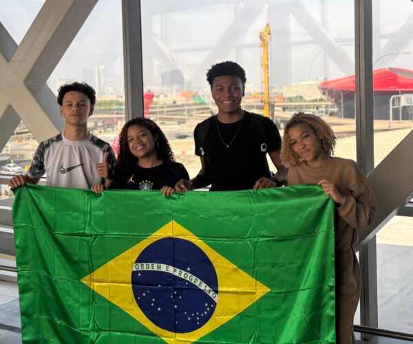 4CEB8561-63DC-49C8-AD32-AF225B073CE8 twee meisjes, twee jongens met de Braziliaanse vlag